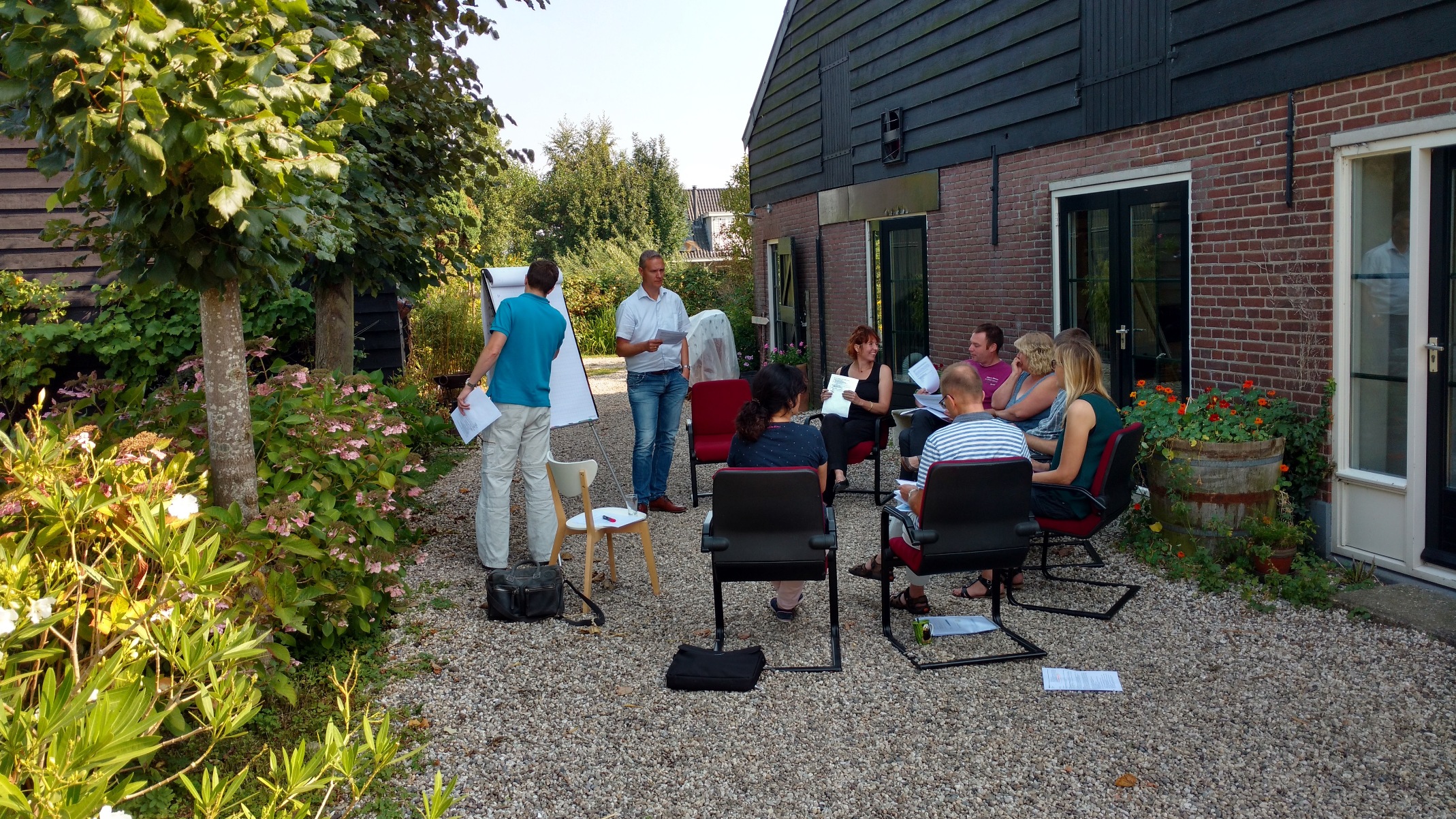 Een werkbespreking in de buitenlucht midden in de natuur
